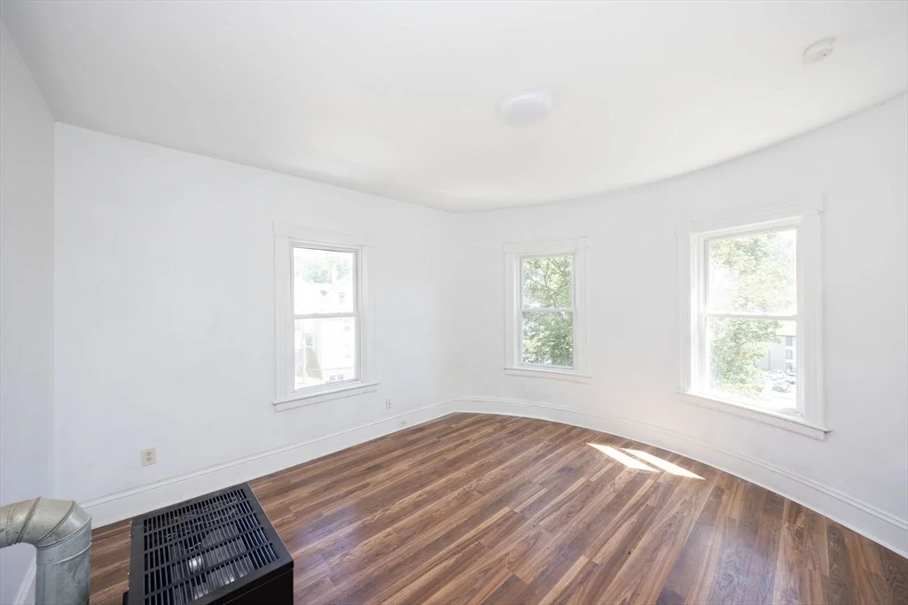 2 bed, 1 bath apartment for rent at 6 Vernon Street Pl Unit 3, Worcester — photo 3 of 31