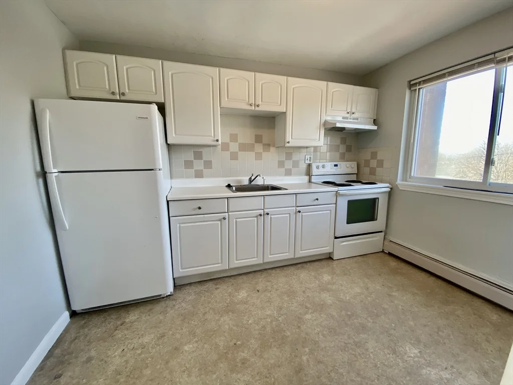 2 bed, 1 bath apartment for rent at 6 Waterloo St Unit 8, Hyde Park — photo 1 of 19