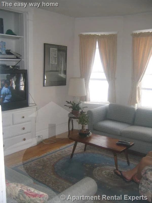 4 bed, 1 bath apartment for rent at 6 Westminster St Unit 2, Teele Square — photo 4 of 6