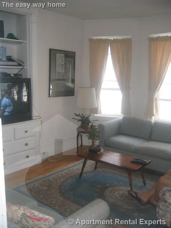4 bed, 1 bath apartment for rent at 6 Westminster St Unit 2, Teele Square — photo 4 of 6