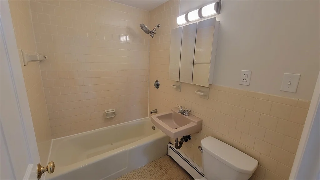 2 bed, 1 bath apartment for rent at 6 Whitman Rd Unit 6, Waltham — photo 10 of 12