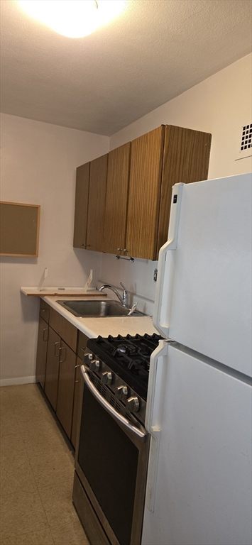 Studio bed, 1 bath apartment for rent at 6 Whittier Pl Unit 4K, West End — photo 4 of 7