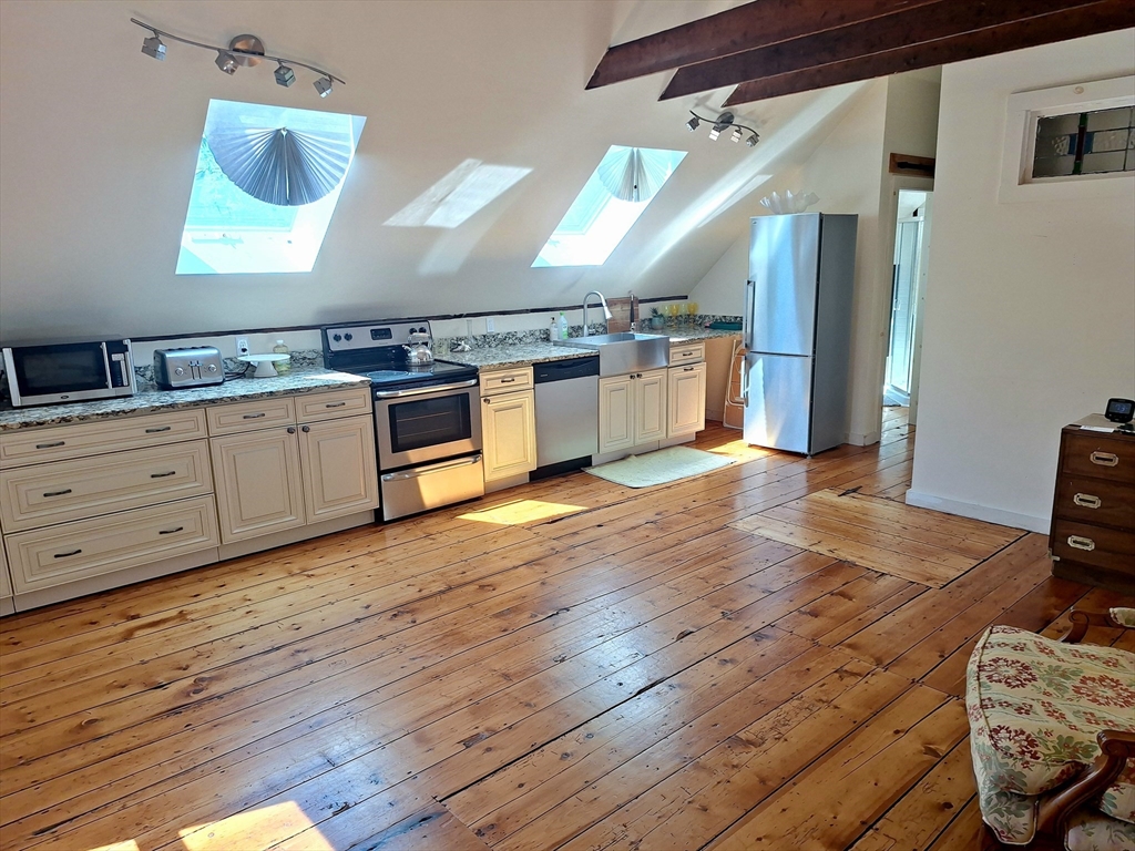 2 bed, 1 bath apartment for rent at 6 Winthrop St Unit R, Essex — photo 1 of 13