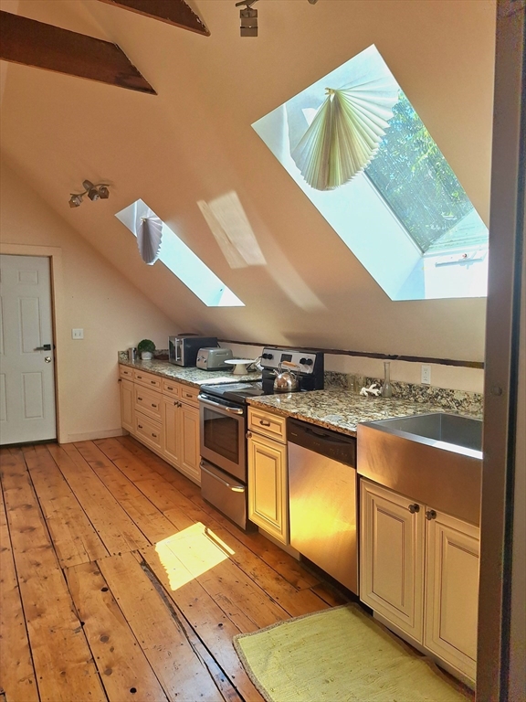 2 bed, 1 bath apartment for rent at 6 Winthrop St Unit R, Essex — photo 2 of 13