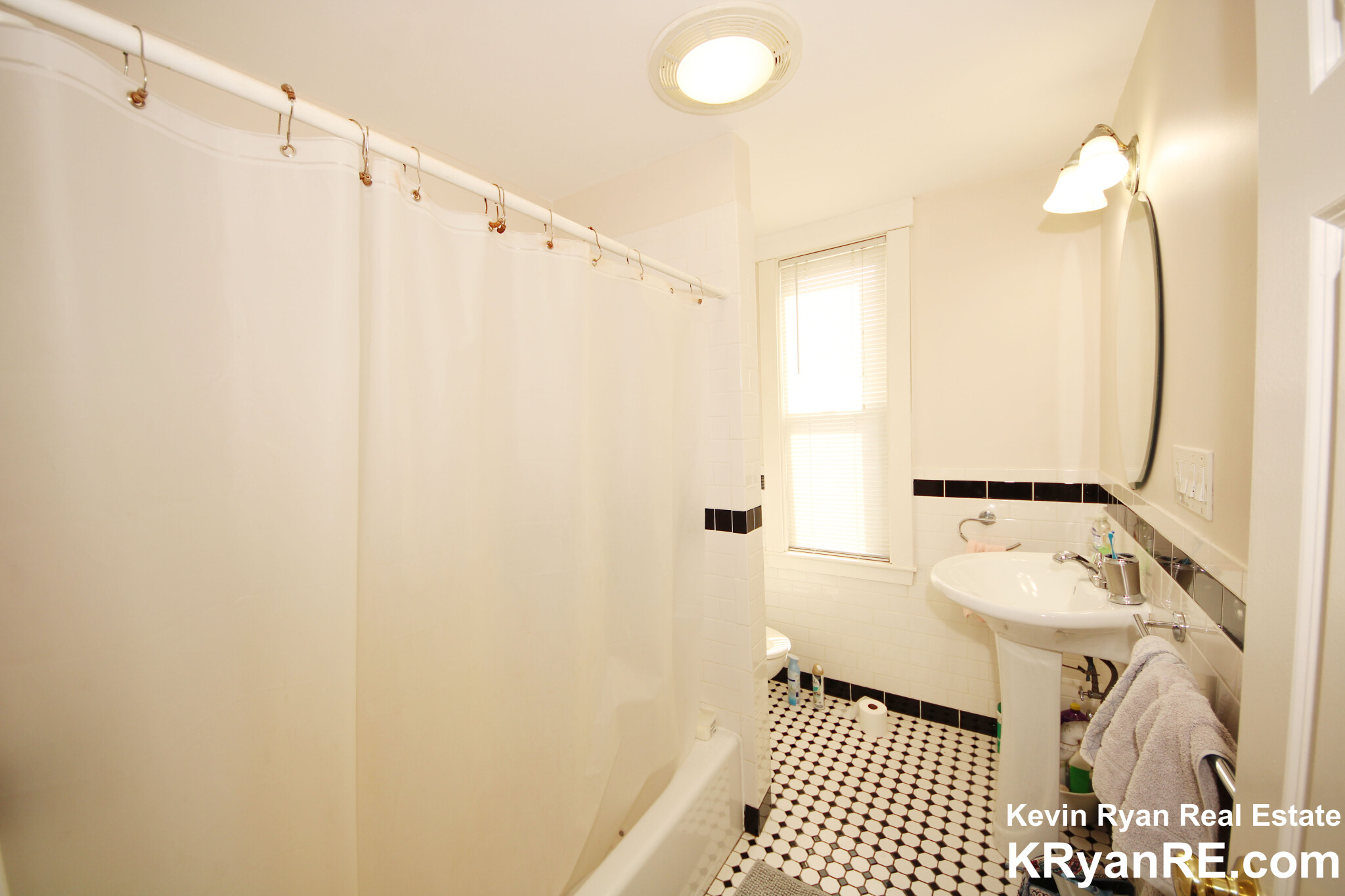 3 bed, 1 bath apartment for rent at 60-62 Bedford St Unit 2, Banks Square — photo 3 of 8