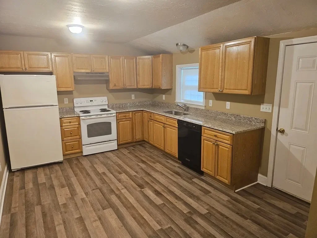 3 bed, 1 bath apartment for rent at 60 Amherst Unit B, Worcester — photo 3 of 15