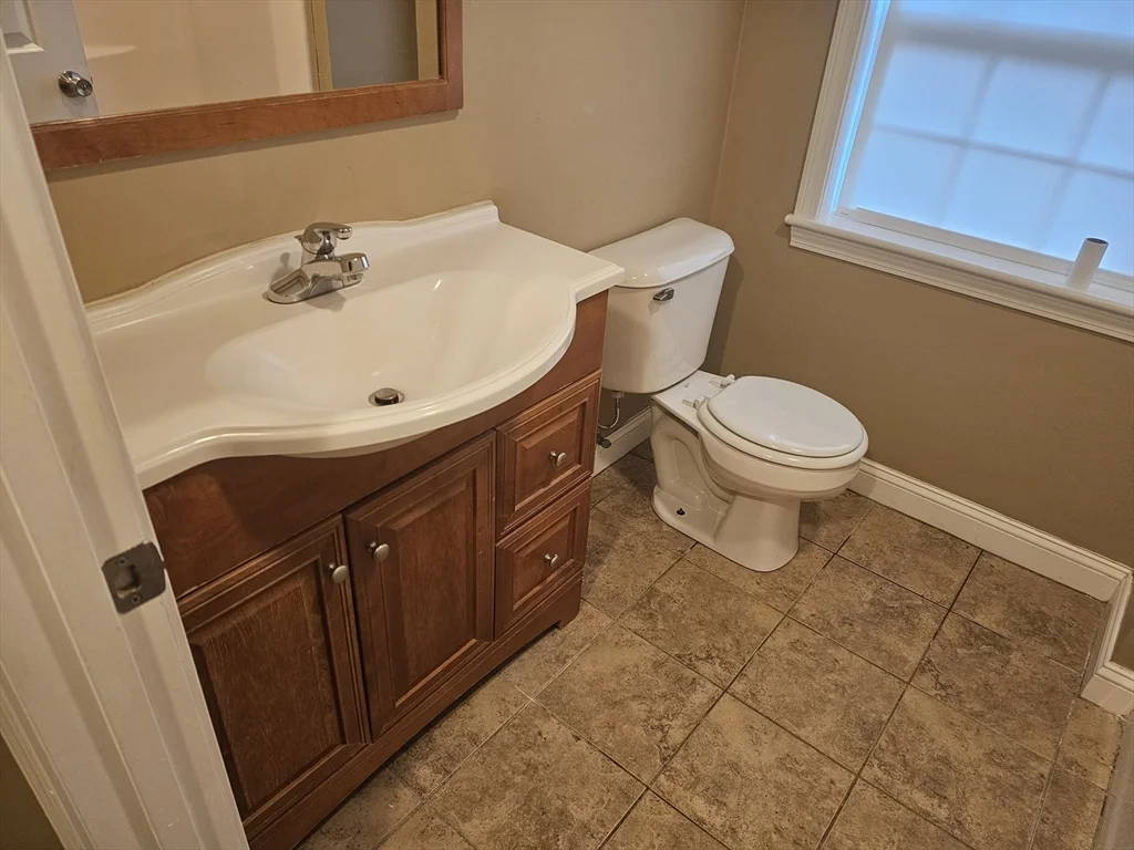 3 bed, 1 bath apartment for rent at 60 Amherst Unit B, Worcester — photo 11 of 15