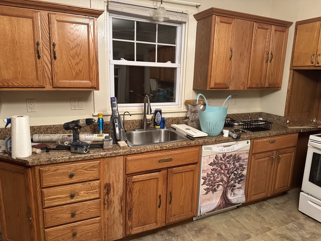 3 bed, 1 bath apartment for rent at 60 Beach Ave Unit 2, Swampscott — photo 3 of 10