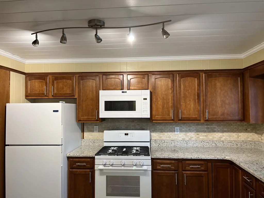 2 bed, 1 bath apartment for rent at 60 Bellevue Ave Unit 1, Winthrop — photo 9 of 9