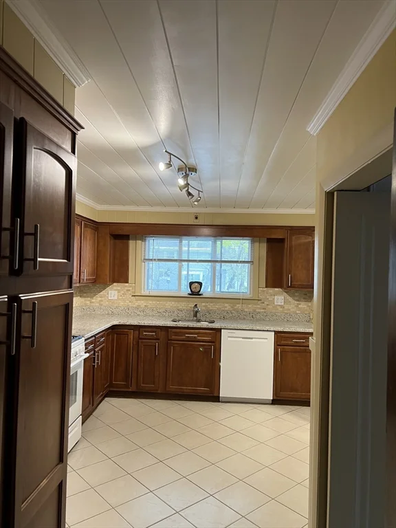 2 bed, 1 bath apartment for rent at 60 Bellevue Ave Unit 1, Winthrop — photo 8 of 9
