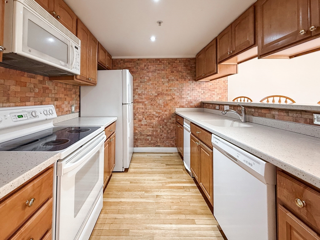 2 bed, 2 bath apartment for rent at 60 Broadlawn Park Unit 3C, Chestnut Hill — photo 4 of 11