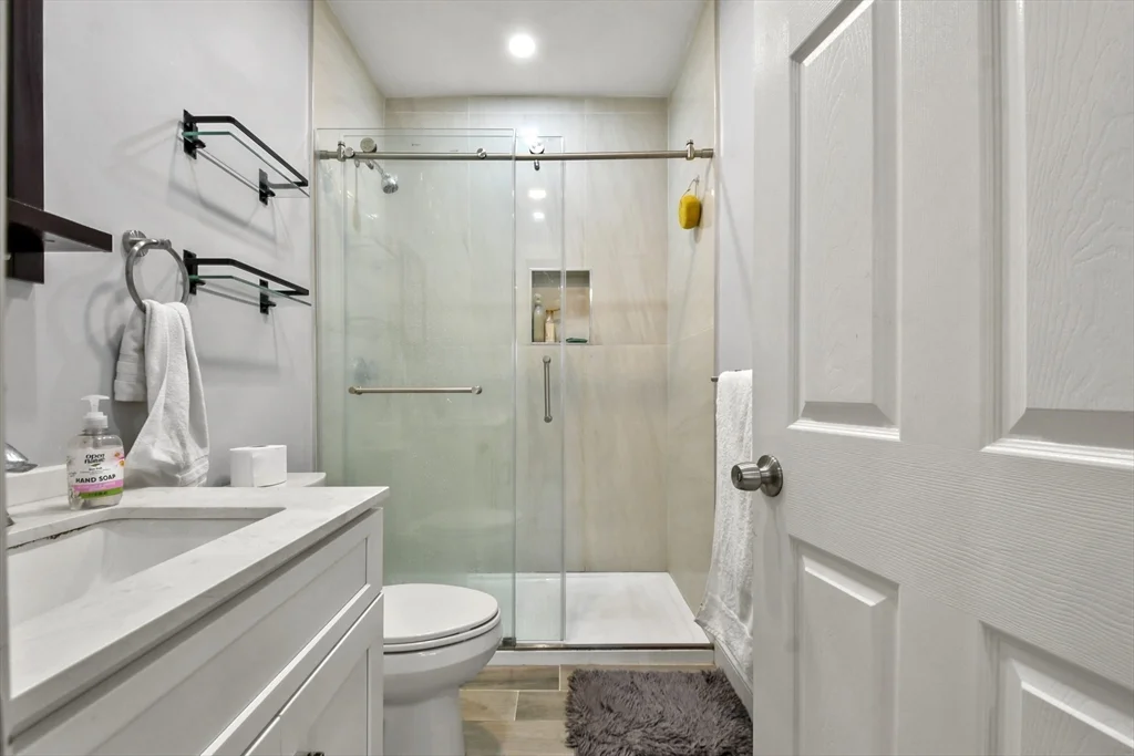 3 bed, 2 bath apartment for rent at 60 Brook Rd Unit 2, Milton Hill — photo 6 of 27
