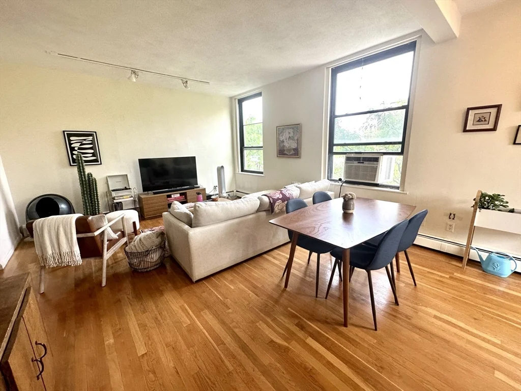 1 bed, 1 bath apartment for rent at 60 Charlesgate W Unit 3B, Back Bay