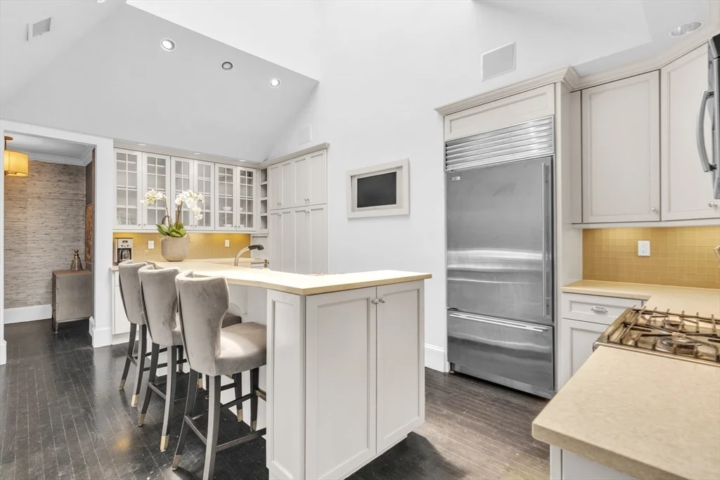 3 bed, 2 bath apartment for rent at 60 Commonwealth Ave Unit 7, Back Bay — photo 6 of 13