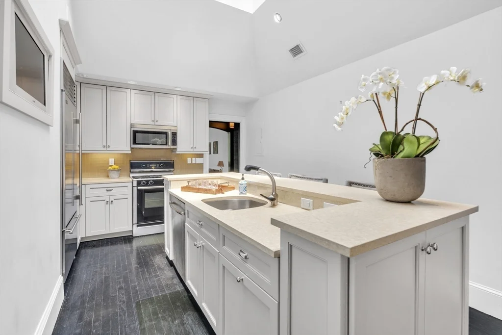 3 bed, 2 bath apartment for rent at 60 Commonwealth Ave Unit 7, Back Bay — photo 5 of 13