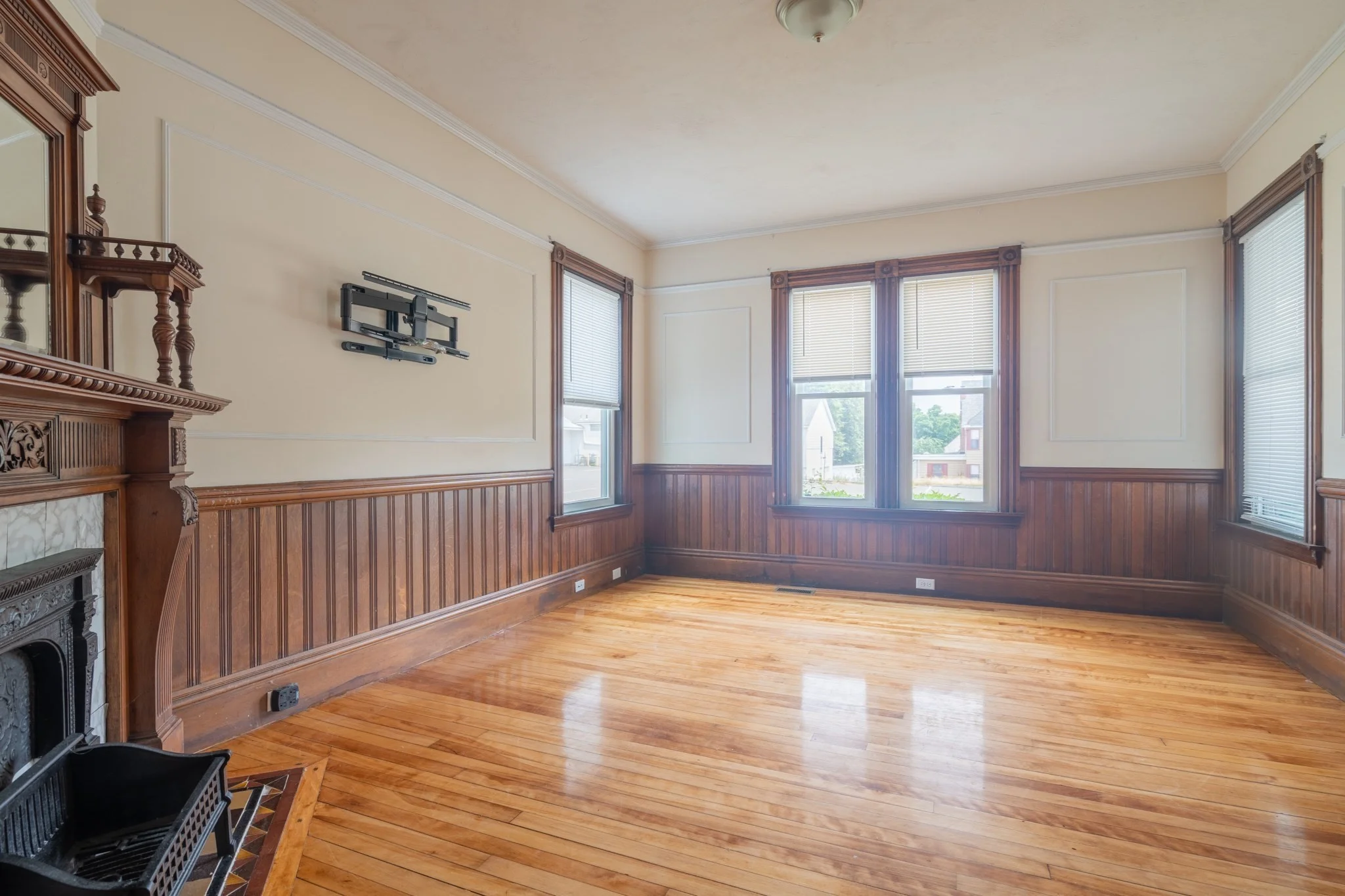 6 bed, 2 bath apartment for rent at 60 Congress St Unit 1, Fitchburg — photo 5 of 21