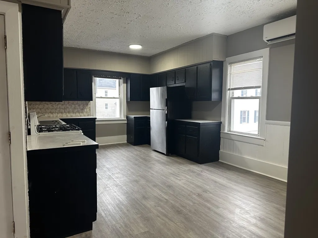 4 bed, 1 bath apartment for rent at 60 Cove St Unit 3, New Bedford — photo 1 of 9