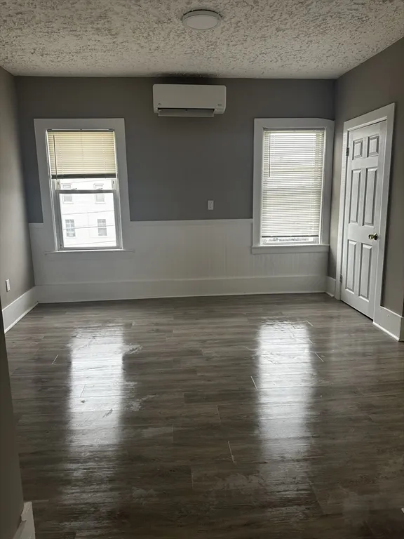 4 bed, 1 bath apartment for rent at 60 Cove St Unit 3, New Bedford — photo 4 of 9