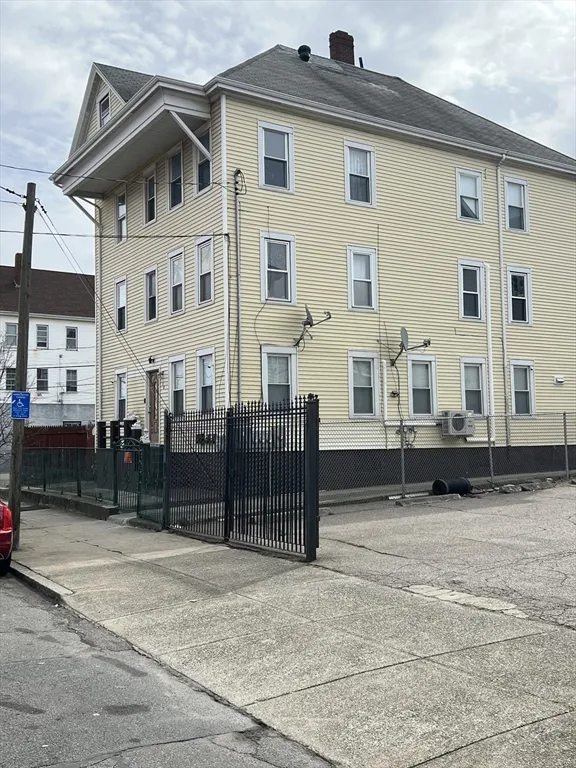 4 bed, 1 bath apartment for rent at 60 Cove St Unit 3, New Bedford — photo 9 of 9