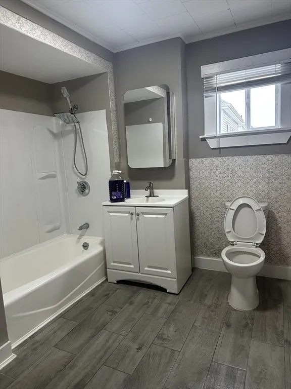 4 bed, 1 bath apartment for rent at 60 Cove St Unit 3, New Bedford — photo 7 of 9