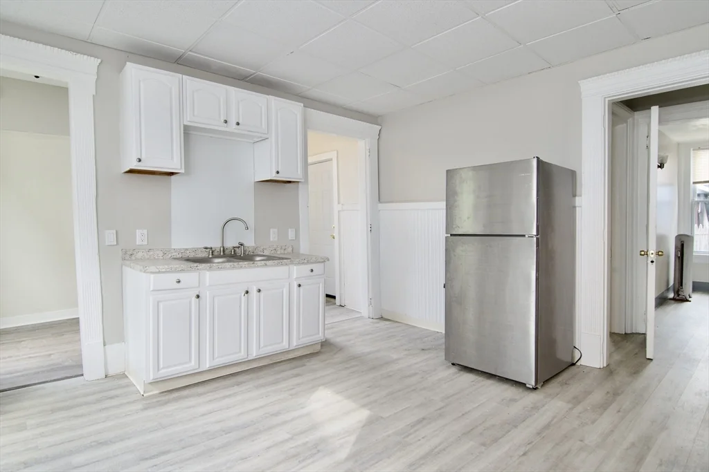 3 bed, 1 bath apartment for rent at 60 Howes St Unit 1, Springfield — photo 6 of 24