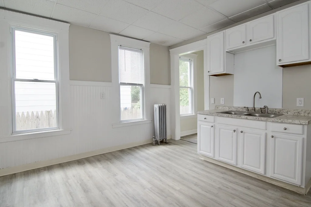 3 bed, 1 bath apartment for rent at 60 Howes St Unit 1, Springfield — photo 7 of 24