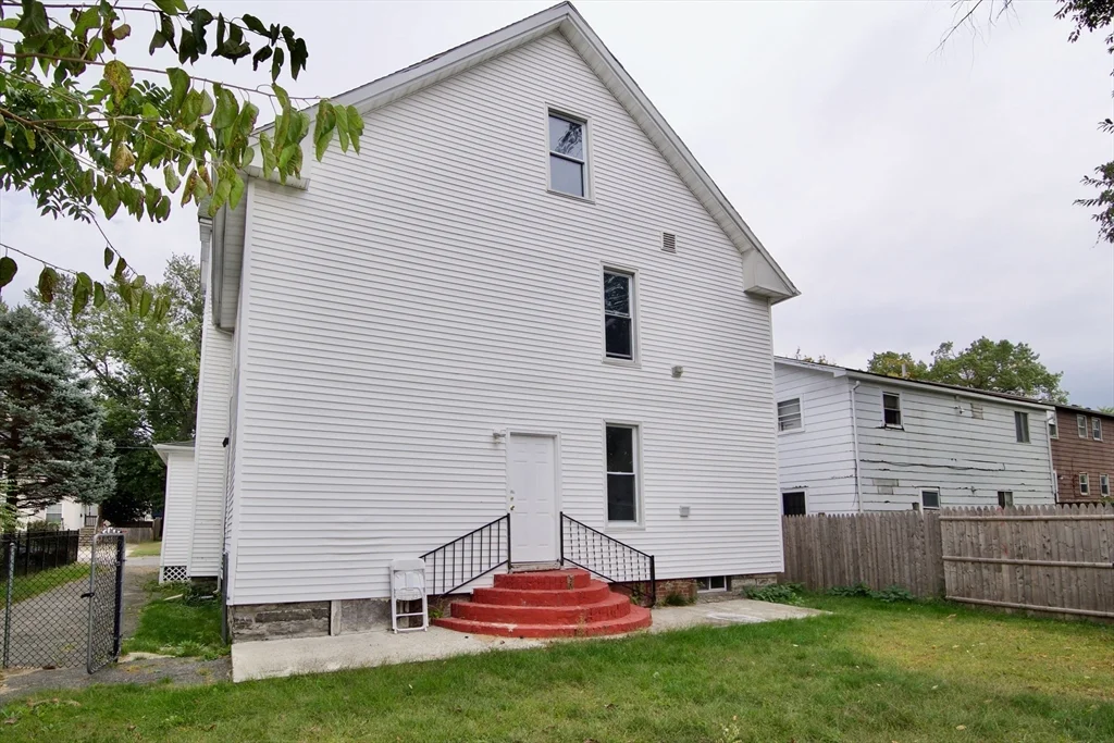 3 bed, 1 bath apartment for rent at 60 Howes St Unit 1, Springfield — photo 2 of 24
