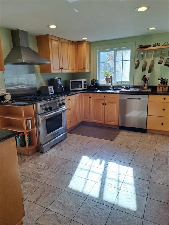 3 bed, 2 bath apartment for rent at 60 Irving St, West Medford — photo 2 of 18