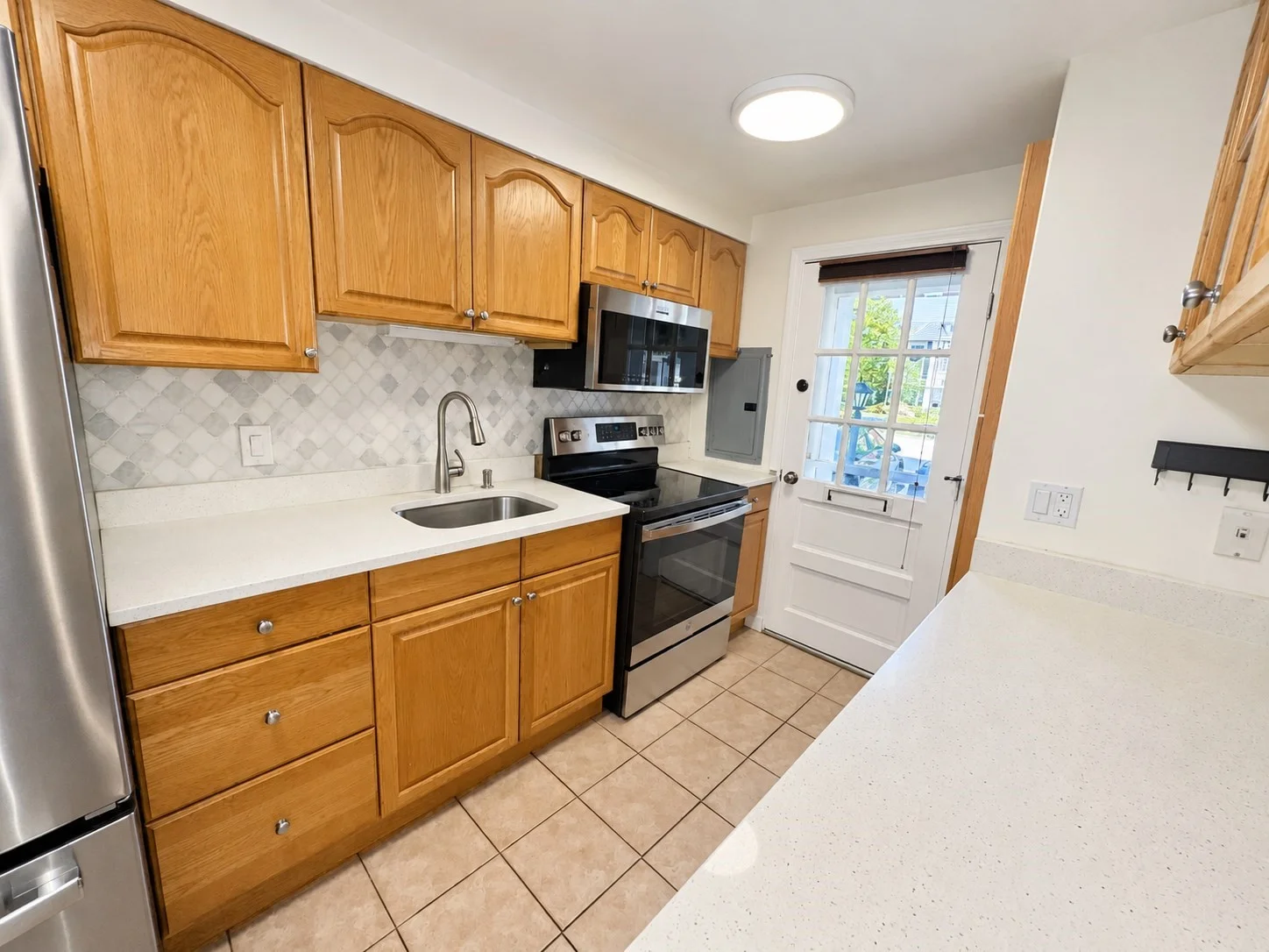 2 bed, 2 bath apartment for rent at 60 Lake St Unit J, Winchester — photo 2 of 28