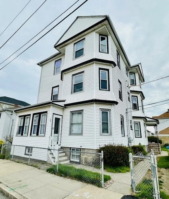 3 bed, 1 bath apartment for rent at 60 Murray St Unit 3, Fall River — photo 1 of 18