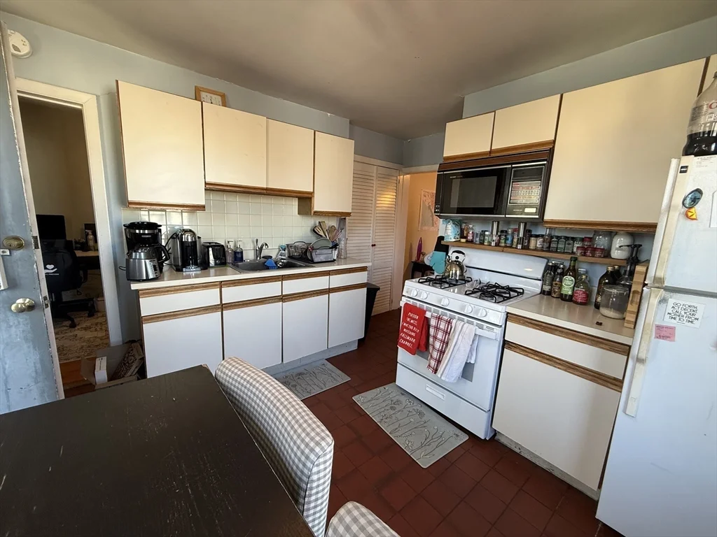 3 bed, 1 bath apartment for rent at 60 Pleasant St Unit 3, Cambridgeport — photo 8 of 17