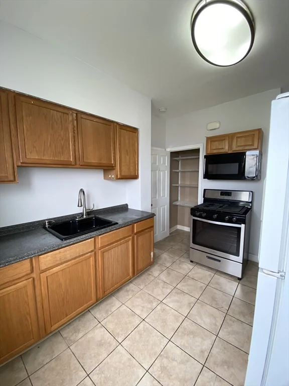 3 bed, 1 bath apartment for rent at 60 Prospect St Unit 3, Fall River — photo 11 of 16