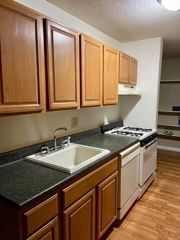 2 bed, 1 bath apartment for rent at 60 Shrewsbury Green Dr Unit G, Shrewsbury — photo 2 of 16