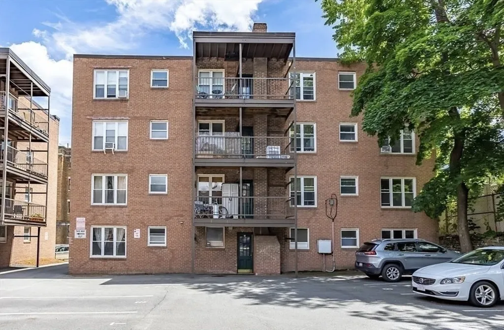 1 bed, 1 bath apartment for rent at 60 Sutherland Rd Unit 1, Brighton — photo 4 of 21