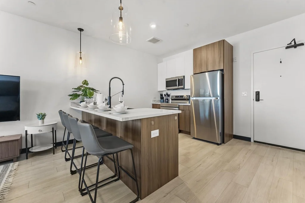 1 bed, 1 bath apartment for rent at 600 Broadway Unit 204, Everett — photo 1 of 25