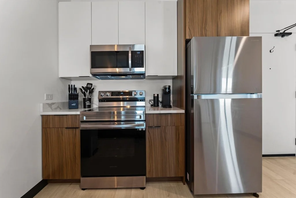 2 bed, 2 bath apartment for rent at 600 Broadway Unit 210, Everett — photo 2 of 32