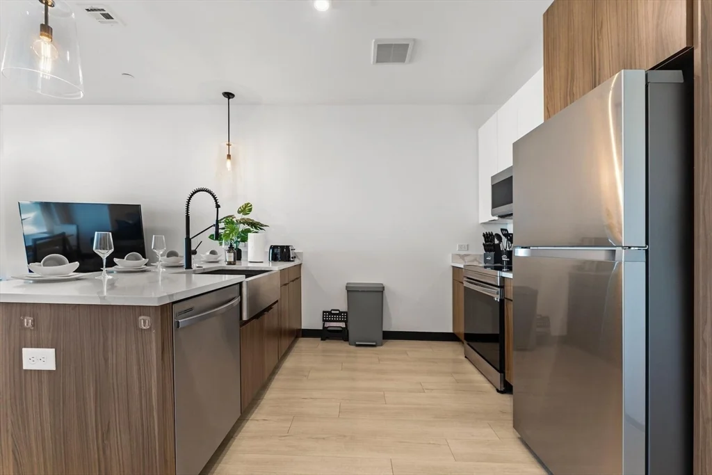 2 bed, 2 bath apartment for rent at 600 Broadway Unit 210, Everett — photo 3 of 32