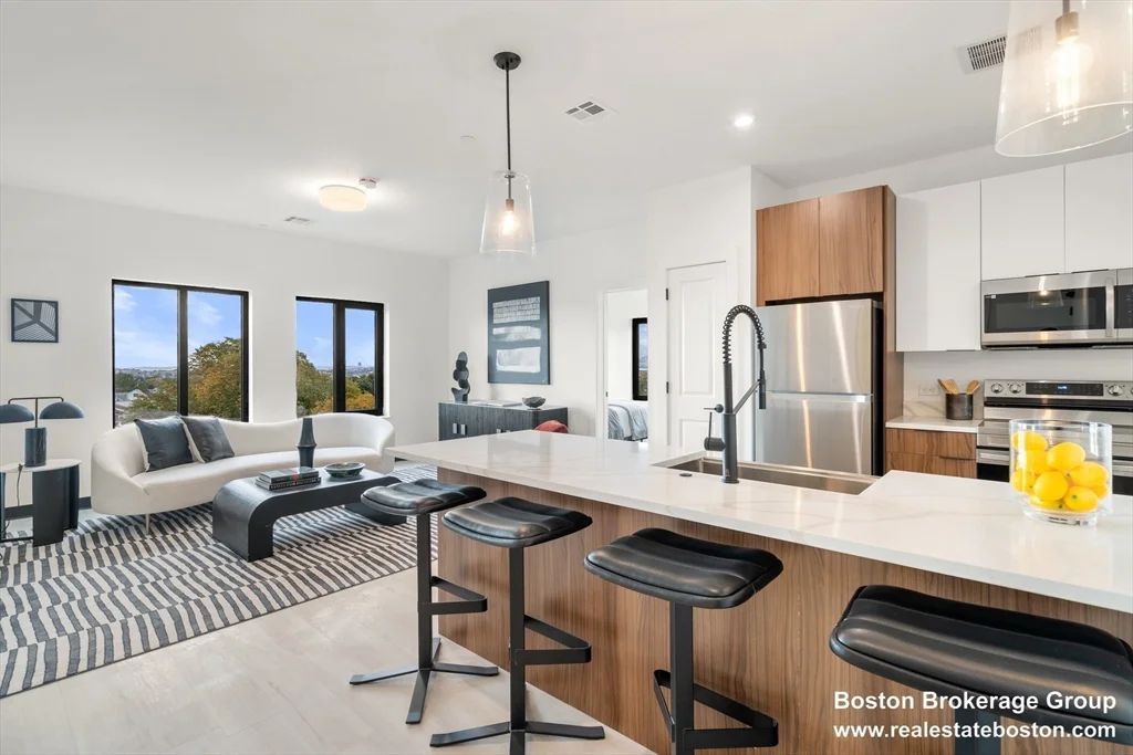 2 bed, 2 bath apartment for rent at 600 Broadway Unit 212, Everett — photo 3 of 30