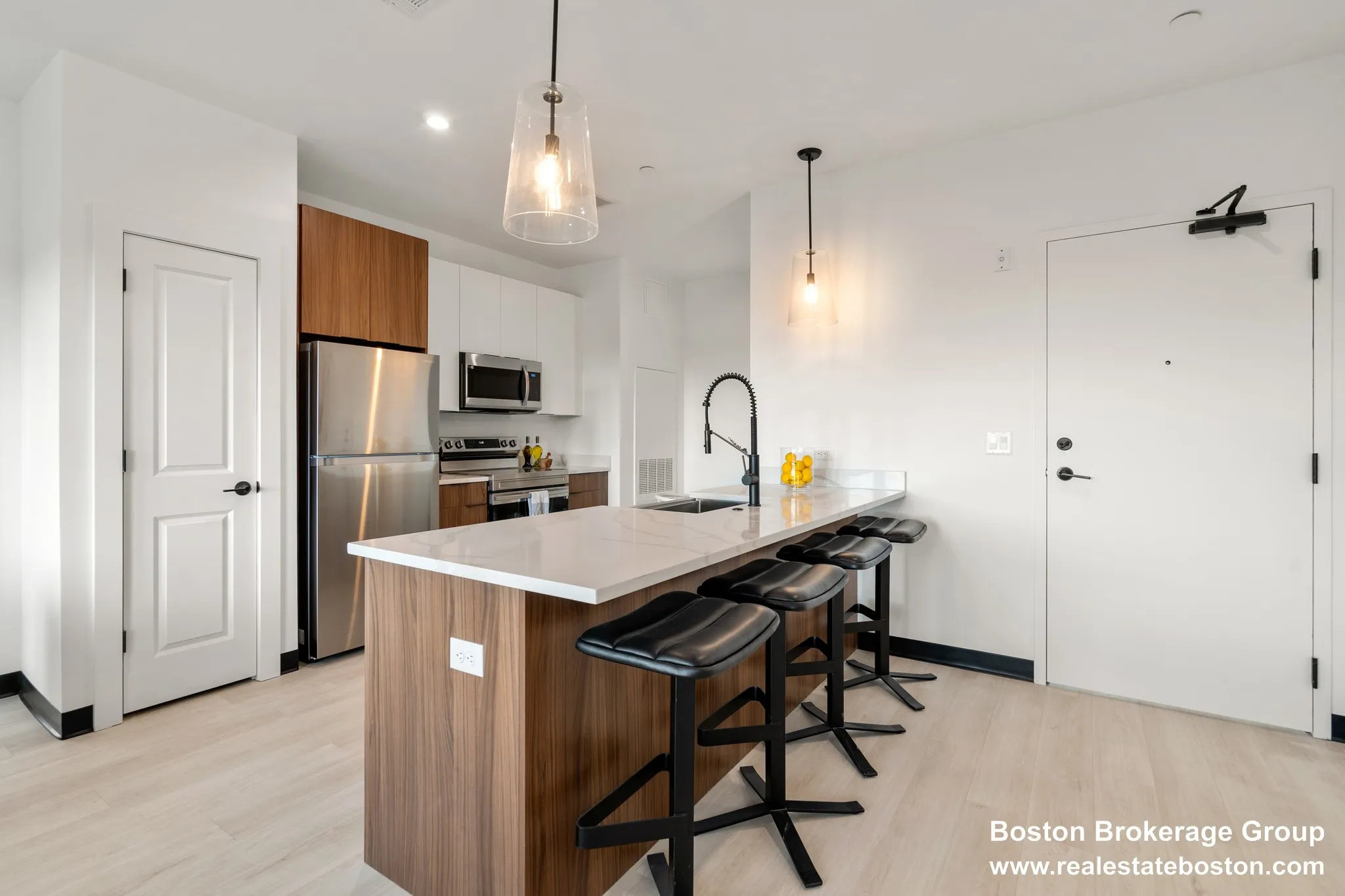 2 bed, 2 bath apartment for rent at 600 Broadway Unit 306, Everett — photo 2 of 30