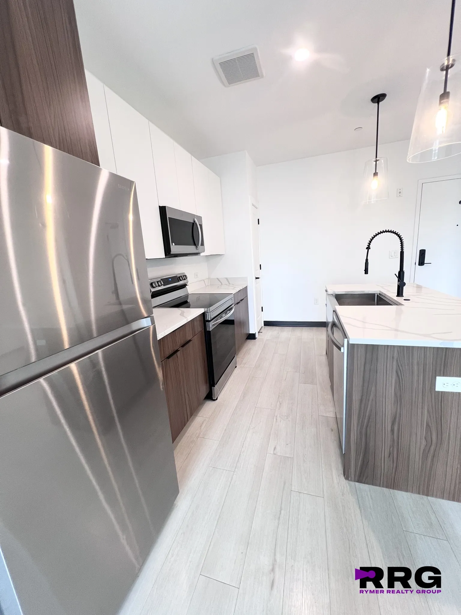 1 bed, 1 bath apartment for rent at 600 Broadway Unit 405, Everett — photo 2 of 38