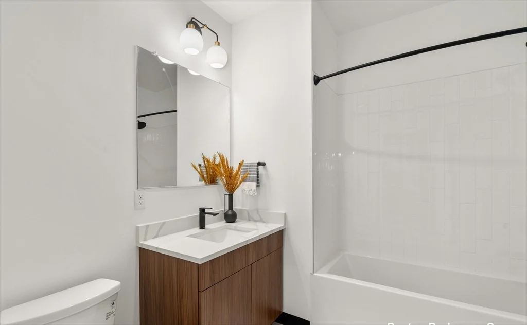 Studio bed, 1 bath apartment for rent at 600 Broadway Unit 409, Everett — photo 2 of 21