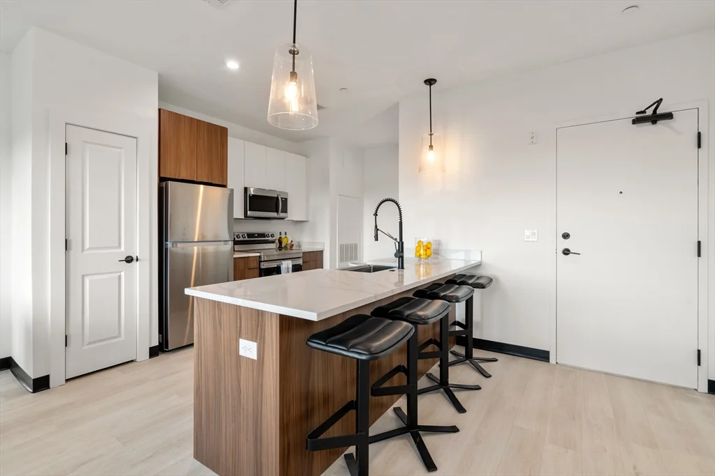 1 bed, 1 bath apartment for rent at 600 Broadway Unit 411, Everett — photo 2 of 27
