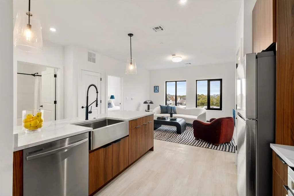 2 bed, 2 bath apartment for rent at 600 Broadway Unit 612, Everett — photo 3 of 30