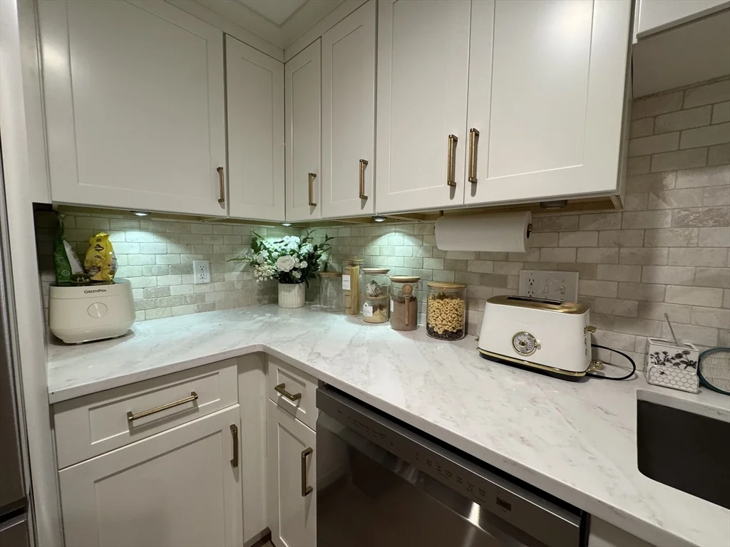 2 bed, 2 bath apartment for rent at 600 Washington St Unit 3, Wellesley — photo 7 of 14