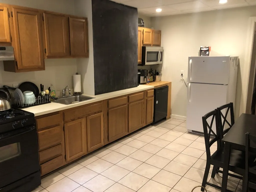 3 bed, 1 bath apartment for rent at 602-604 Dorchester Ave Unit 1, South Boston — photo 7 of 9