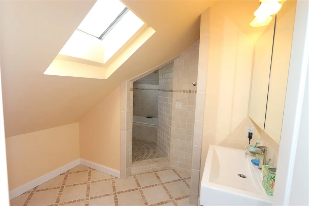 4 bed, 3 bath apartment for rent at 61 Baker St Unit 61, Belmont — photo 23 of 32