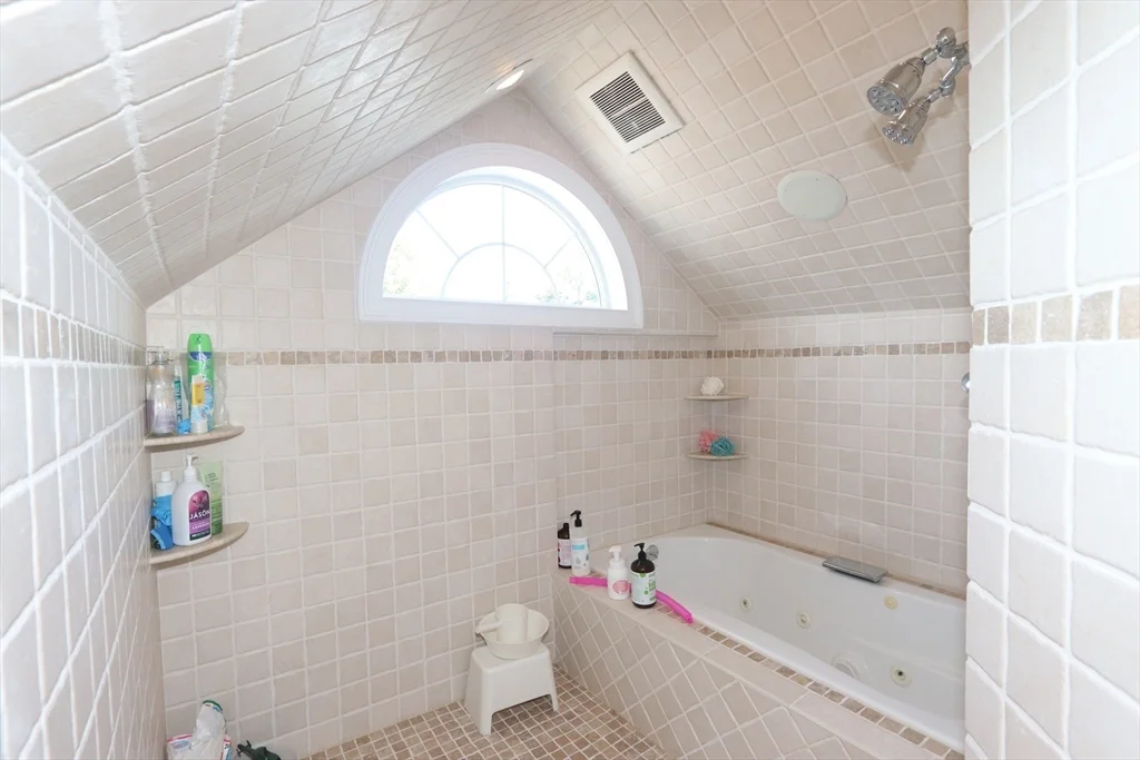 4 bed, 3 bath apartment for rent at 61 Baker St Unit 61, Belmont — photo 22 of 32