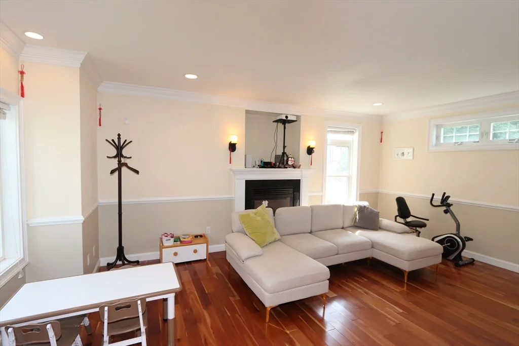 4 bed, 3 bath apartment for rent at 61 Baker St Unit 61, Belmont — photo 3 of 32