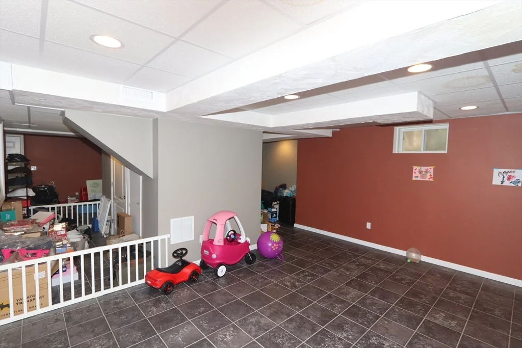 4 bed, 3 bath apartment for rent at 61 Baker St Unit 61, Belmont — photo 25 of 32