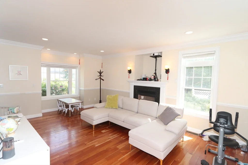 4 bed, 3 bath apartment for rent at 61 Baker St Unit 61, Belmont — photo 4 of 32